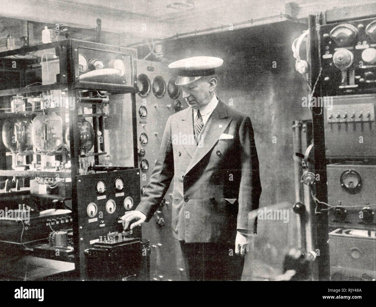 GUGLIELMO MARCONI (1874-1937) l'inventeur italien avec son expérimental la radio à ondes courtes à bord de son système d'émission 'yacht à vapeur Elettra' en 1923 Banque D'Images