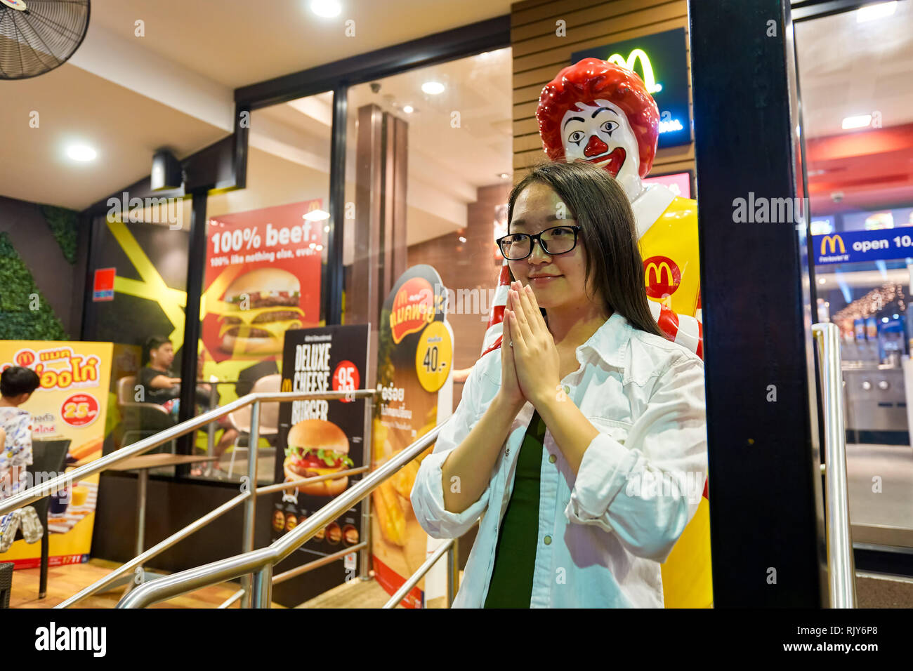 PATTAYA, THAÏLANDE - 18 février, 2016 : woman posing près de Ronald McDonald. Ronald McDonald est un clown caractère utilisé comme la mascotte du primaire Banque D'Images