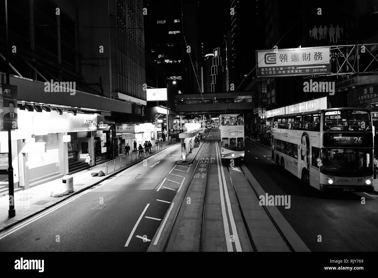 HONG KONG - Décembre 25, 2015 : la vue de pont supérieur du tramway à impériale. Le tram est le moins cher mode de transport public sur l'île de Hong Kong Banque D'Images