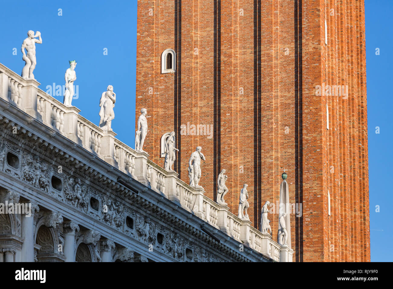Vue rapprochée de sculptures sur le toit de Biblioteca Marciana à la place San Marco à Venise, Italie Banque D'Images
