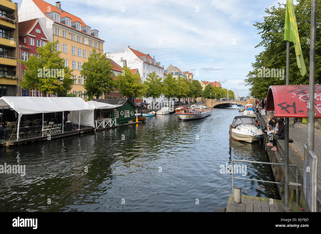 Vue sur un canal, à Copenhague, au Danemark, entre Four et Overgaden Overgaden Vandet neden Vandet. Banque D'Images