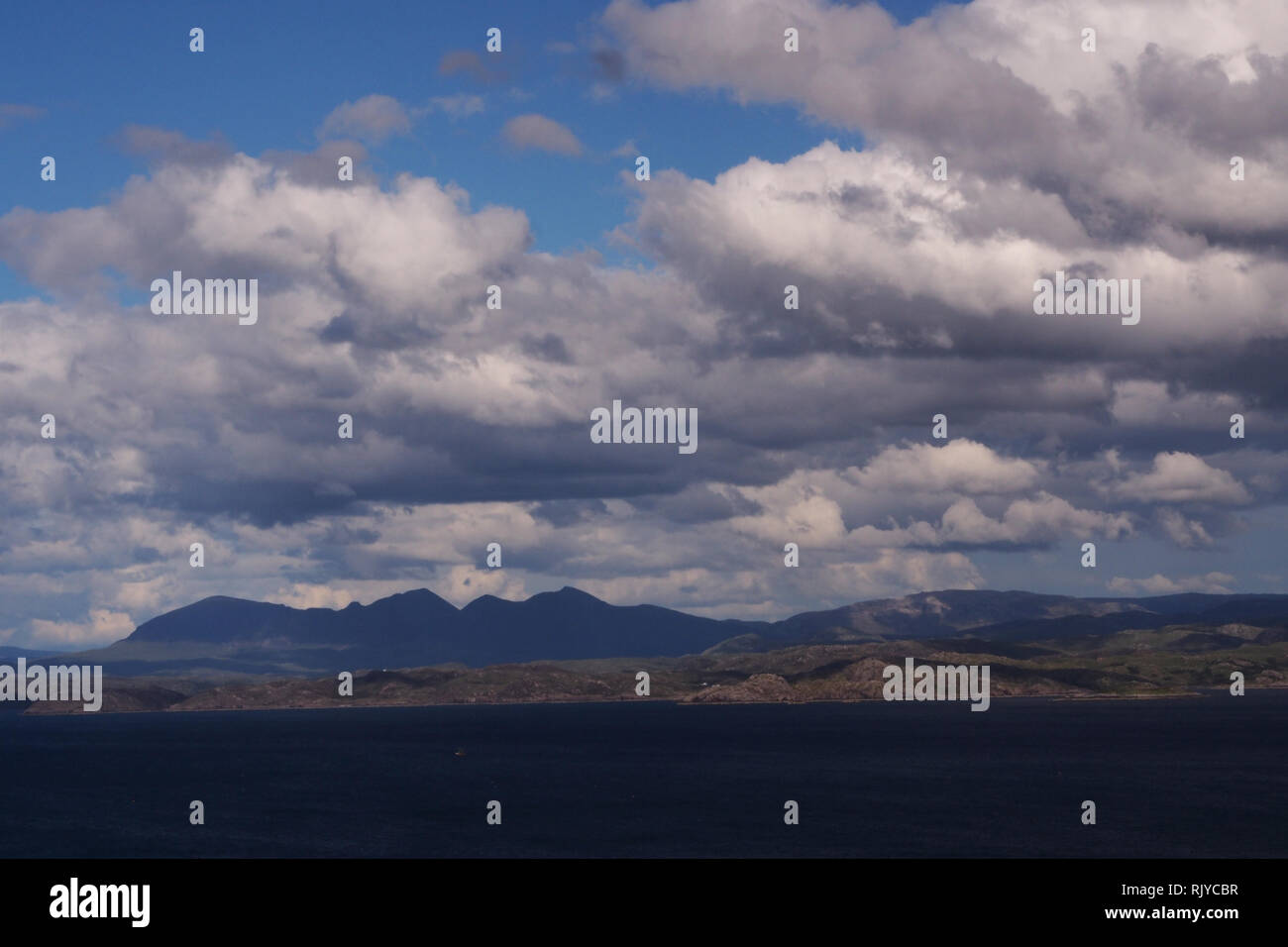 Une vue de la péninsule Coigach Enard Bay à Inverpolly Forêt, Ecosse le long d'une journée d'été avec des montagnes, mer et ciel Banque D'Images