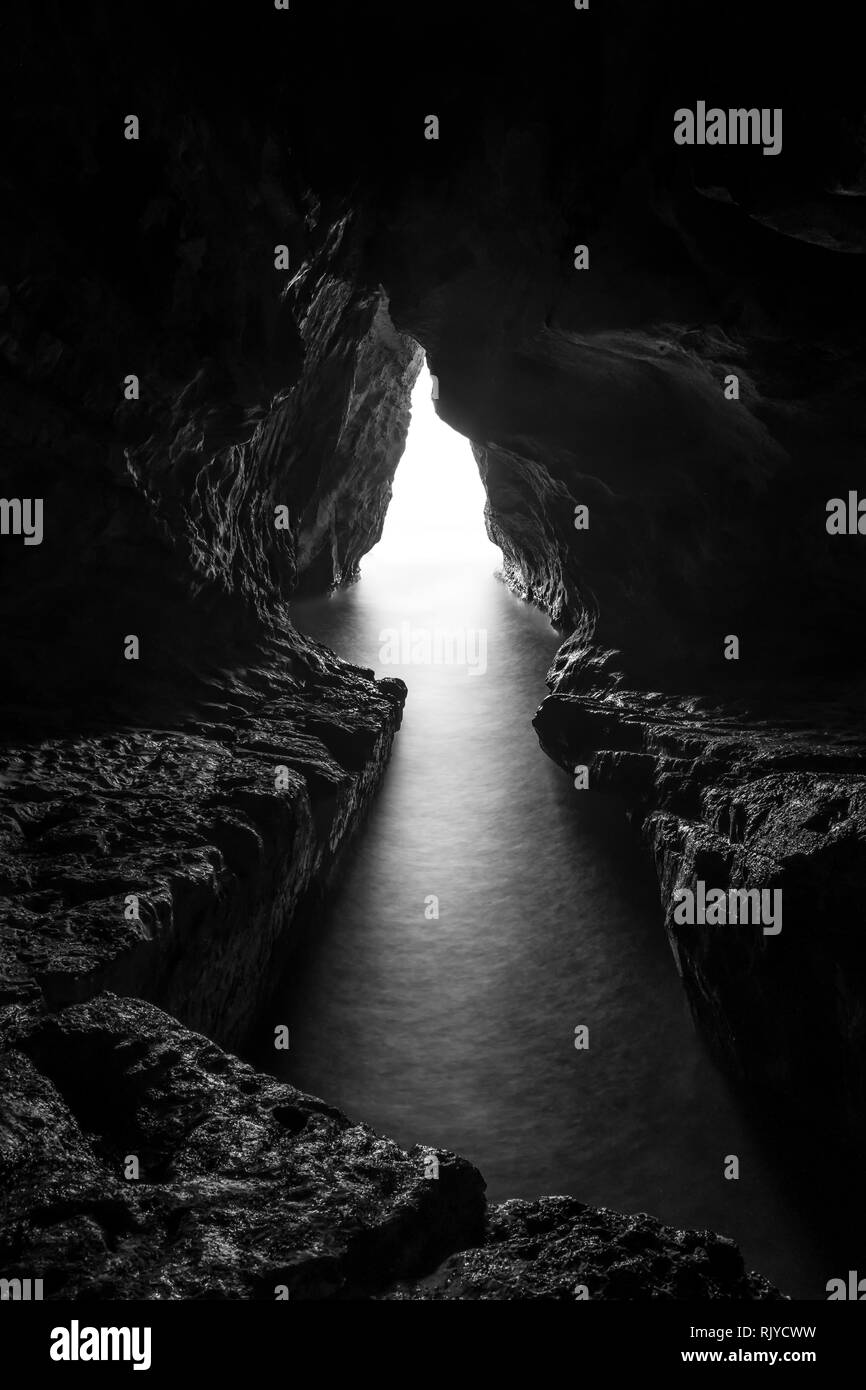 Le noir et blanc longue exposition photo de la grotte de Rosh Hanikra en Israël. Banque D'Images