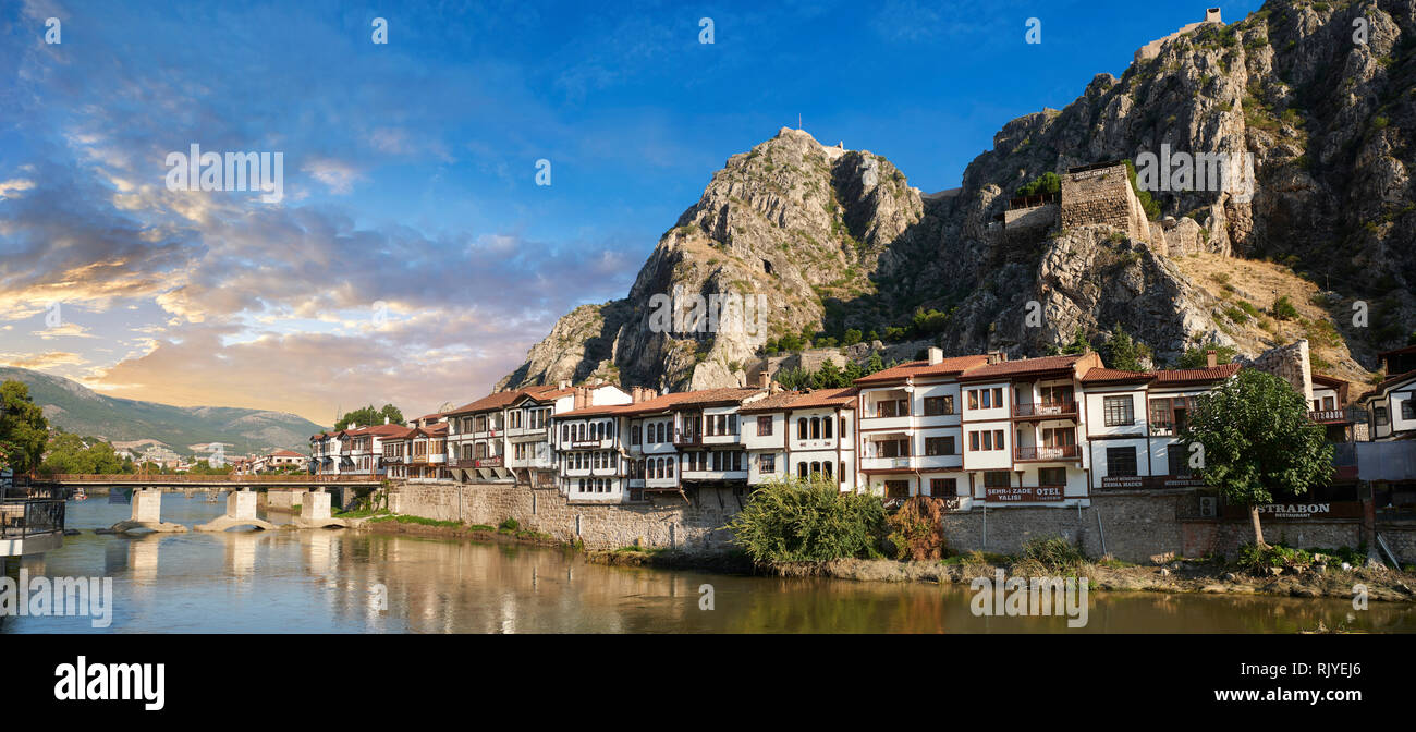 Villas Ottoman d'Amasya le long des rives du fleuve Yeşilırmak, ci-dessous le Pontique et tombeaux de roche Royal mountain top ancienne citadelle au lever du soleil, Turke Banque D'Images