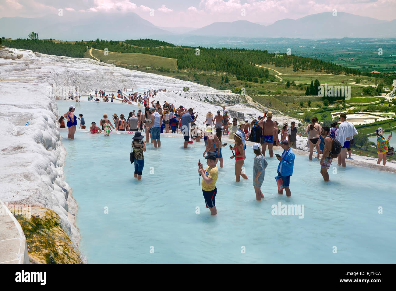 Les touristes se baigner dans la piscine travatine o et eaux thermales de Pamukkale. La Turquie Banque D'Images