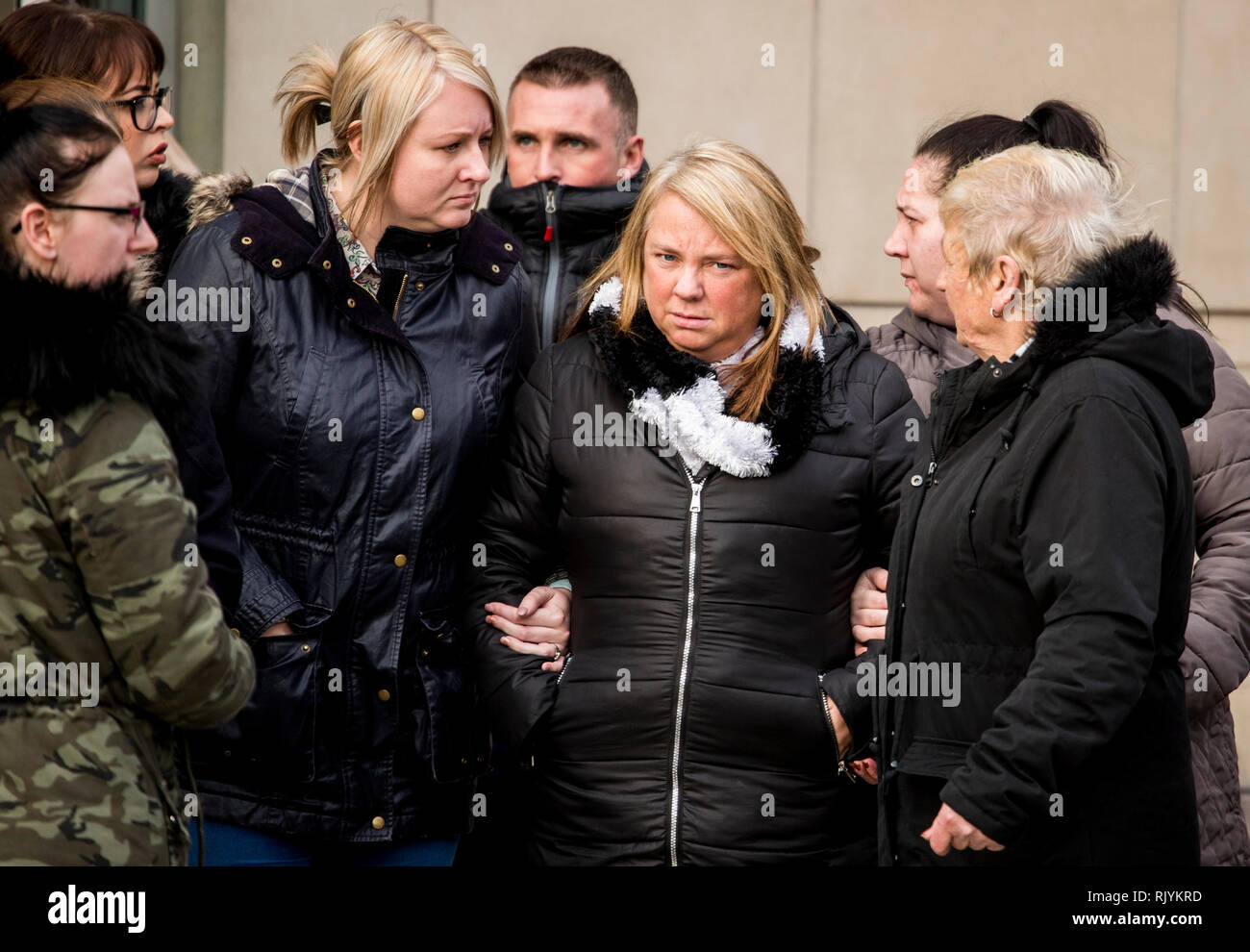 Vera Johnston (centre) avec les amis et la famille laissant Cour Laganside à Belfast après Jonathan Brown, 33 ans, a été accusé du meurtre de son partenaire Ian loyaliste Ogle le 27 janvier. Banque D'Images