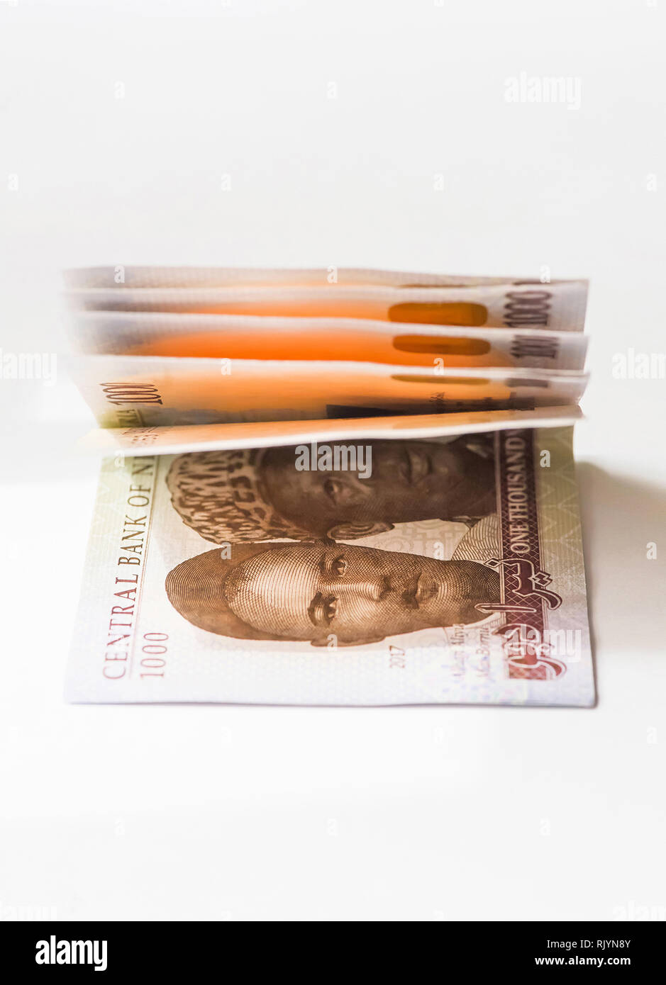 L'argent du Nigeria - une liasse de billets de 1 000 naira sur une table Banque D'Images