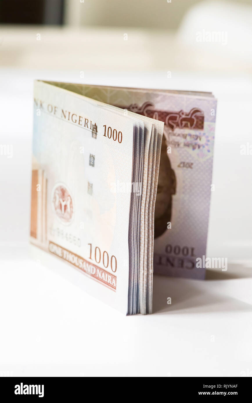 L'argent du Nigeria - une liasse de billets de 1 000 naira sur une table Banque D'Images