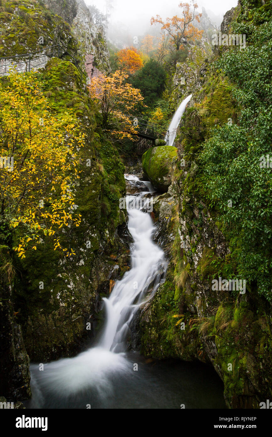 Cascade de Poço do Inferno, dans le parc naturel de la Serra da Estrela, Portugal. Banque D'Images