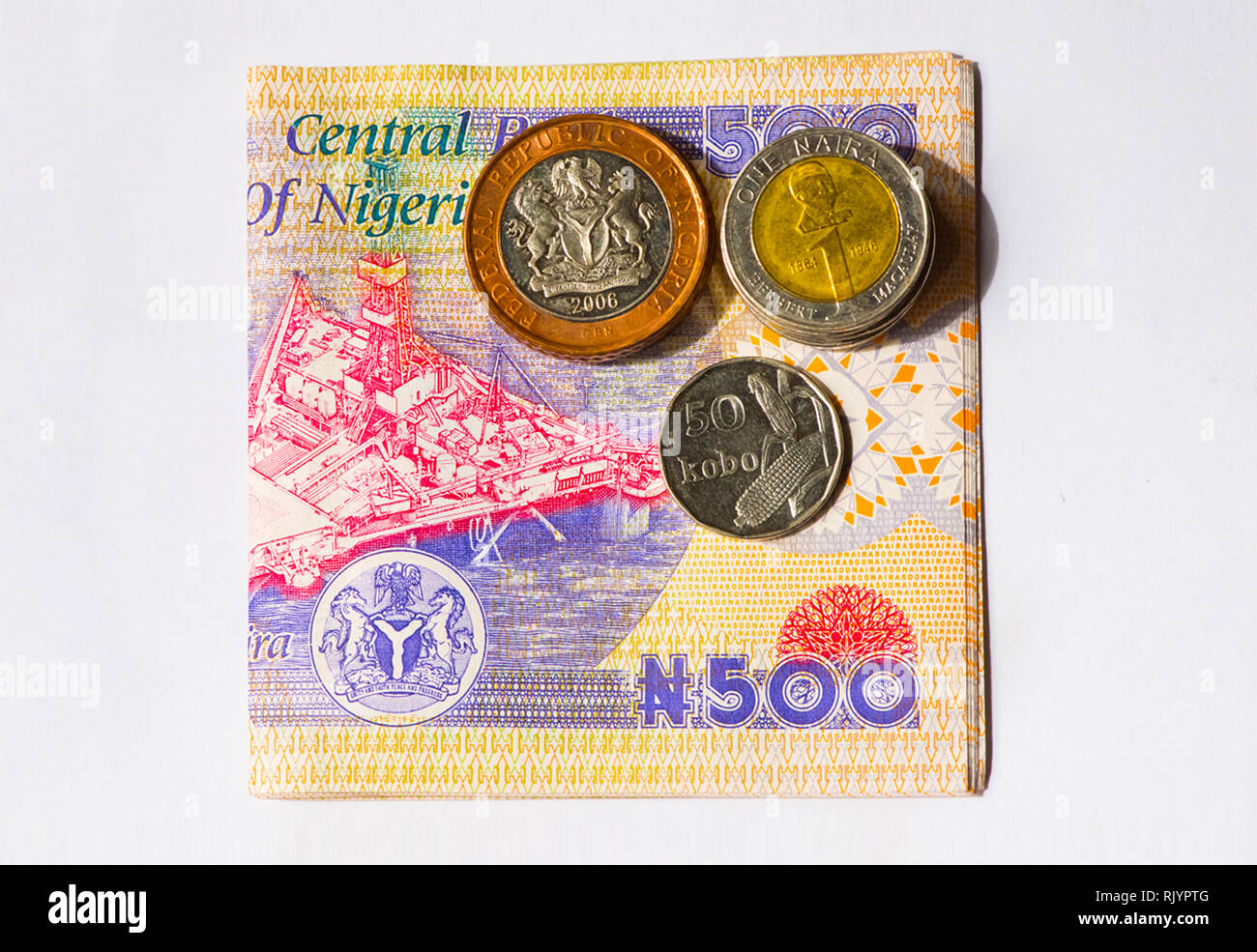 L'argent du Nigeria - une liasse de 500 naira note avec quelques pièces de différentes dénominations Banque D'Images