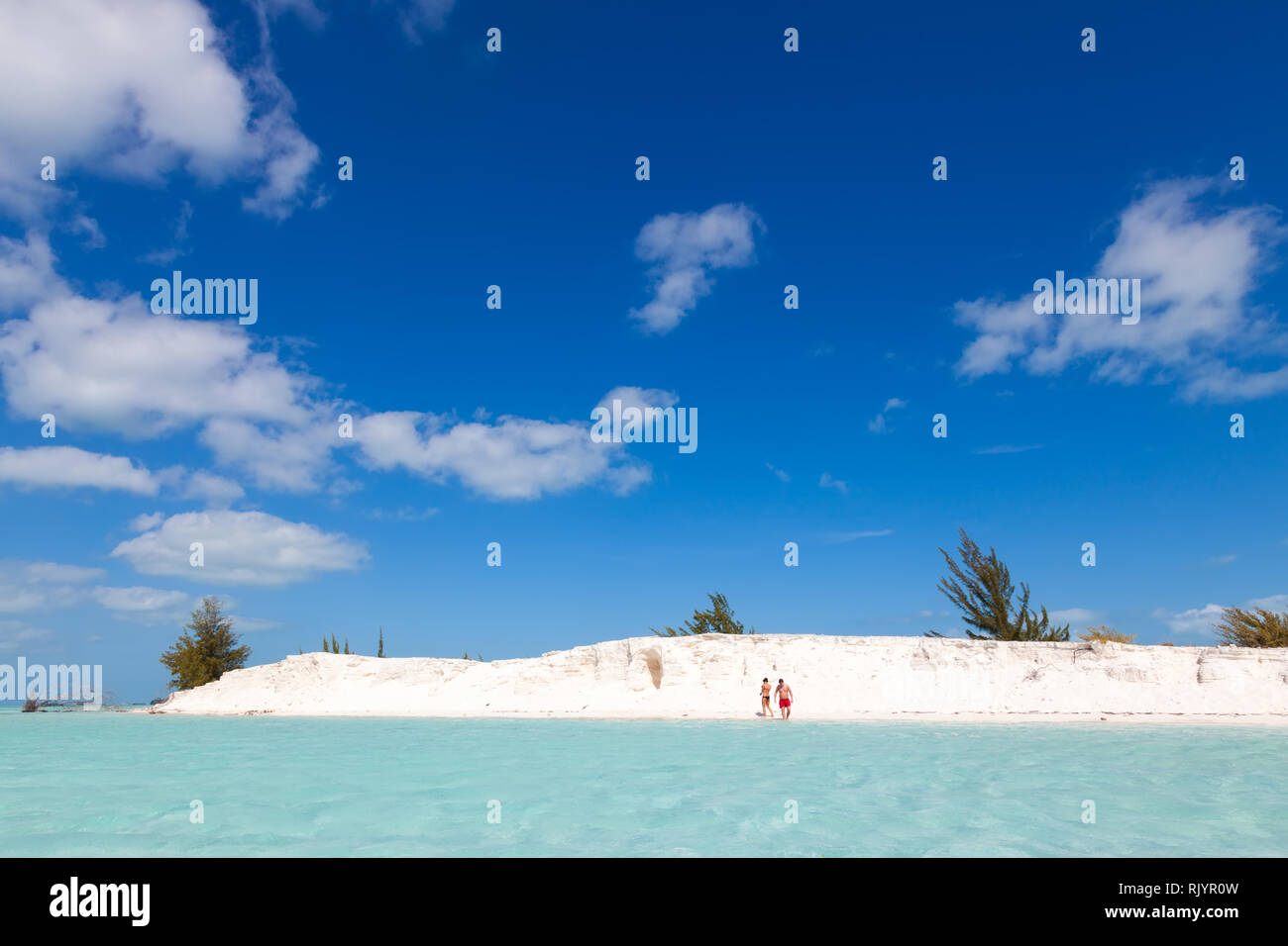Des personnes non identifiées sur la plage Blanche-neige et le bleu de la mer des Caraïbes. Jumeler les hommes et les femmes. L'île de Cayo largo. Cuba. Caraïbes. Banque D'Images