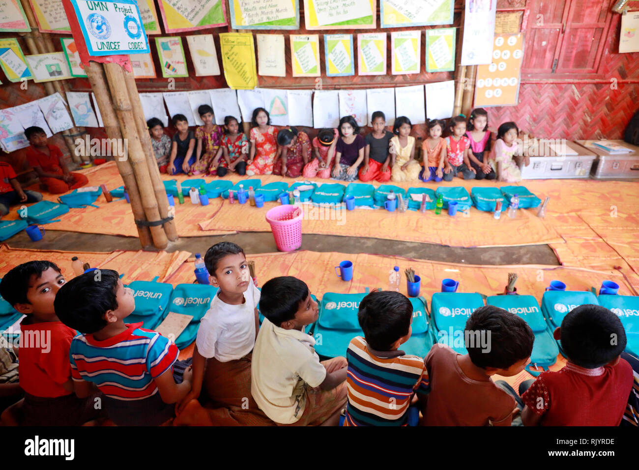 Cox's bazar, Bangladesh - Février 02, 2019 enfants réfugiés rohingyas : suivre la classe à l'école temporaire en Balukhali camp de réfugiés à Ukhiya à Cox's Banque D'Images