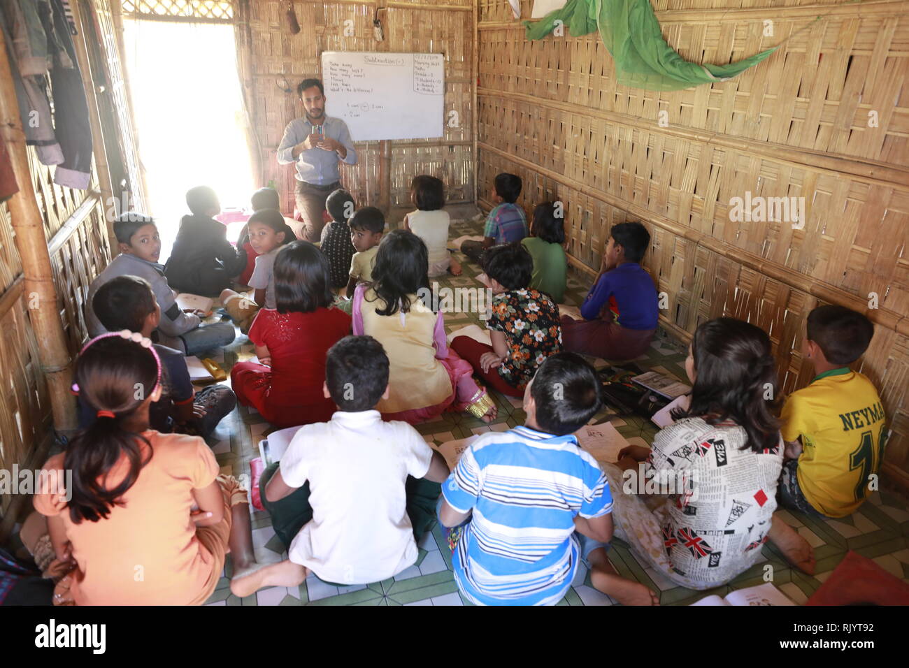 Cox's bazar, Bangladesh - Février 02, 2019 enfants réfugiés rohingyas : suivre la classe à l'école temporaire en Balukhali camp de réfugiés à Ukhiya à Cox's Banque D'Images