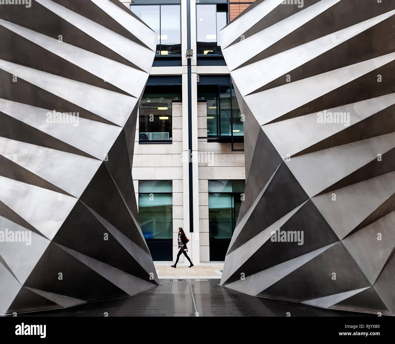 Le dirigeant d'une figure peut être vu en passant devant les deux bouches à Paternoster Square, Paternoster Row, Londres, EC4M en Angleterre. Connu sous le nom de Angel's Wings. Banque D'Images