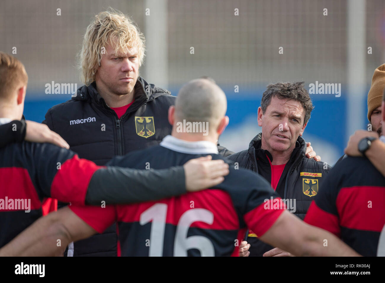 04 février 2019, Bade-Wurtemberg, Heidelberg : Formation de l'équipe nationale allemande de Rugby. La formation de l'équipe nationale allemande de Rugby sur 04.02.2019 Discours par headcoach Mike Ford (Allemagne, à droite) et co-formateur Mauritz Botha (Allemagne) dans le cercle de l'équipe. L'Allemand 15-man de l'équipe nationale de rugby va commencer à Bruxelles contre la Belgique le samedi dans l'ronde de championnat. Malgré quelques départs à la DRV équipe sous l'entraîneur national Ford va en toute confiance dans le premier match du championnat européen dans le petit stade du Heysel contre les forts belges. Photo : Jürgen Kessler Banque D'Images