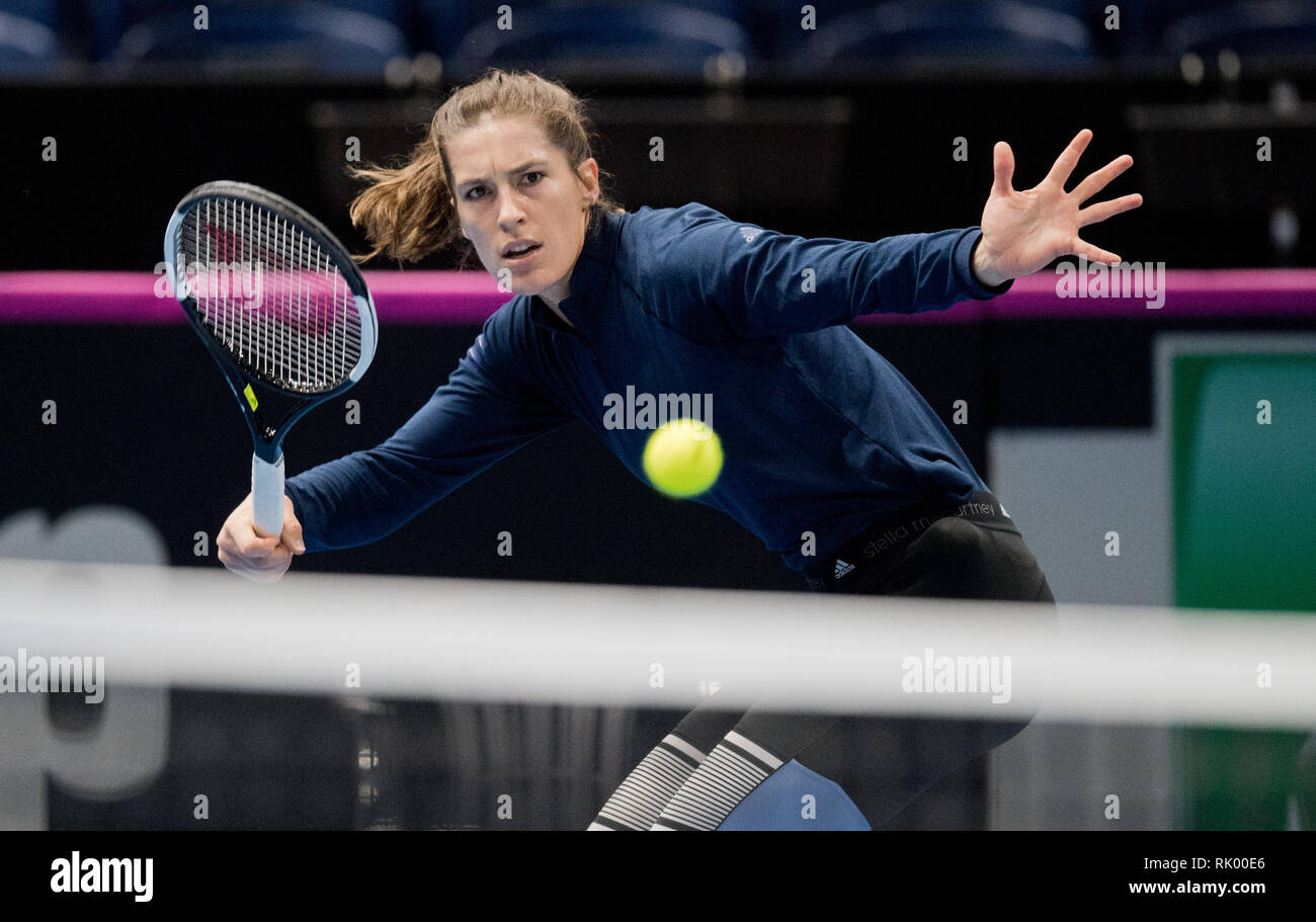 Braunschweig, Allemagne. Le 08 février, 2019. Tennis, mesdames : Russie - Coupe du Monde de groupe, ronde 1, ALLEMAGNE - Bélarus : l'Allemagne Andrea Petkovic bat la balle pendant la formation. Credit : Julian Stratenschulte/dpa/Alamy Live News Banque D'Images