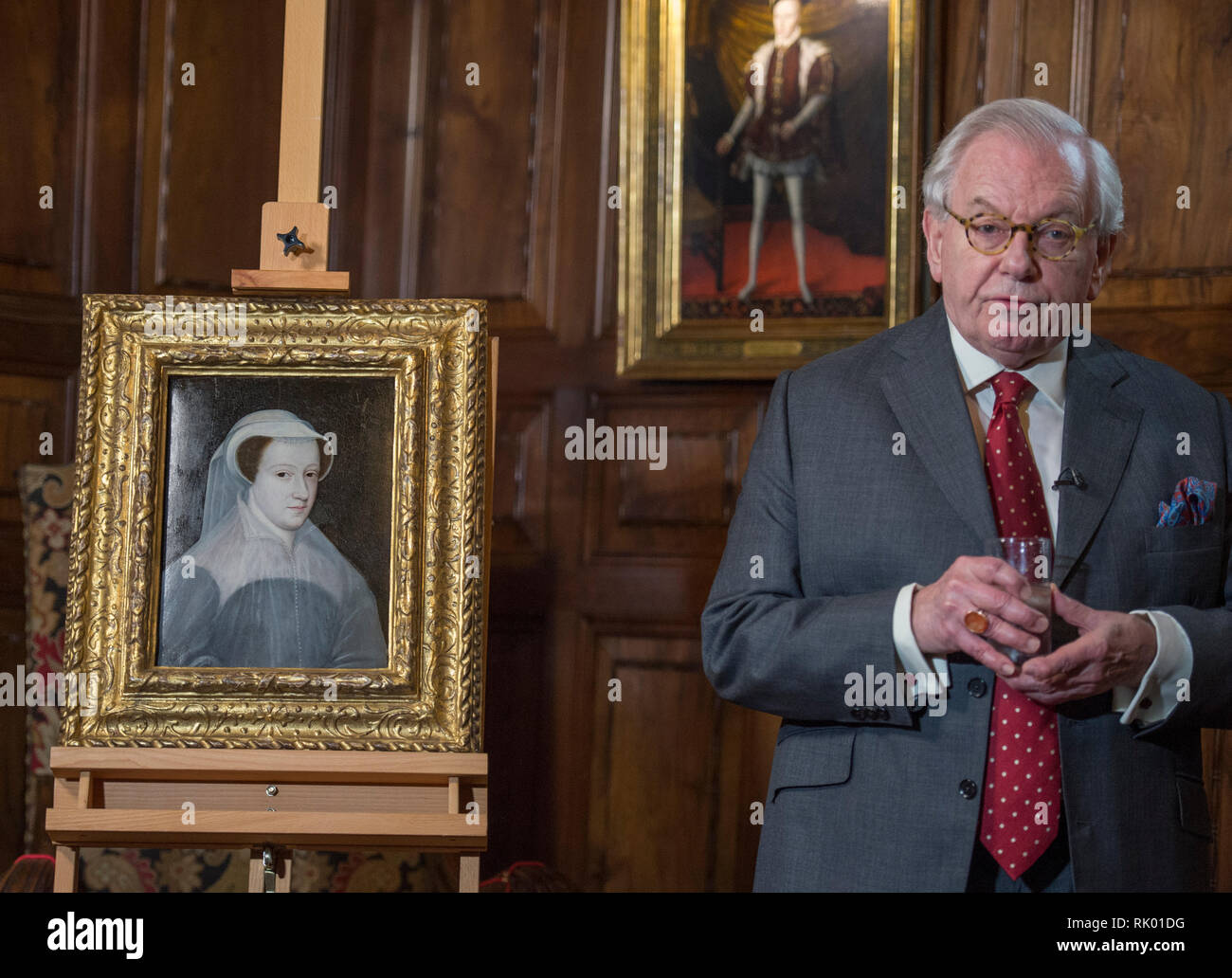 Hever Castle, Kent, UK. 8 Février, 2019. 432 ans après sa mort à la même date en 1587 - un portrait de Mary, Reine des Ecossais va sur l'affichage à Hever Castle, dans le Kent. La peinture extrêmement rare du monarque - dont l'histoire de la vie a été mis dans le film à succès, Marie, Reine des Écossais, avec l'actrice Saoirse Ronan dépeignant sa - est officiellement dévoilé dans l'escalier du château Galerie, par l'un des plus grands experts mondiaux de l'histoire des Tudor, le Dr David Starkey (photo) après qu'il a été récemment redécouverte en France. Credit : Malcolm Park/Alamy Live News Banque D'Images