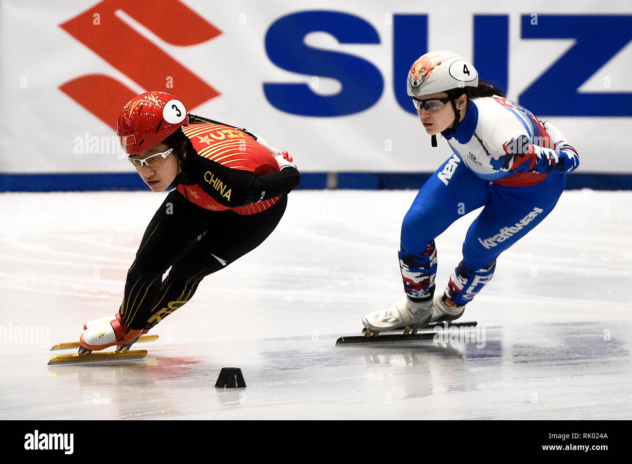 Foto LaPresse/Nicol&# xf2 ; Campo 8/02/2019 Torino (Italia) Sport Coupe du monde ISU courte piste - Turin 1500 mètres dames Quarter Finals Nella foto : Jinyu Li, Sofia Photo Prosvirnova LaPresse/Nicol&# xf2 ; Campo 8 février 2019, Turin (Italie) Sport Coupe du monde ISU courte piste - Turin 1500 mètres dames Quarter finals dans l'image : Jinyu Li, Sofia Prosvirnova Banque D'Images