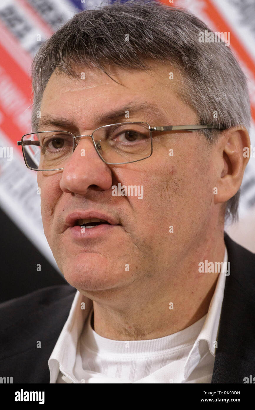 Rome, Italie. Le 08 février, 2019. Maurizio Landini (L), syndicat CGIL, Susanna Camusso Secrétaire et (R), ancien secrétaire du syndicat CGIL, assister à une conférence de presse à l'Association de la presse étrangère. CGIL, CISL et UIL (Italie) les grands syndicats prendront part à une manifestation nationale, fixée au 9 février, pour protester contre la politique économique du gouvernement italien. Credit : Giuseppe Ciccia/Alamy Live News Banque D'Images