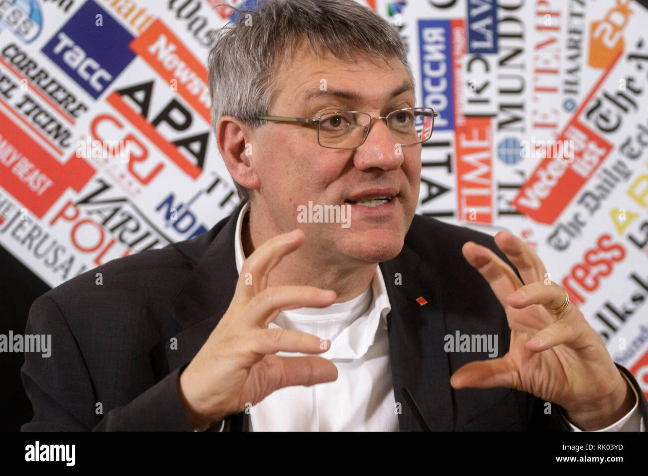 Rome, Italie. Le 08 février, 2019. Maurizio Landini (L), syndicat CGIL, Susanna Camusso Secrétaire et (R), ancien secrétaire du syndicat CGIL, assister à une conférence de presse à l'Association de la presse étrangère. CGIL, CISL et UIL (Italie) les grands syndicats prendront part à une manifestation nationale, fixée au 9 février, pour protester contre la politique économique du gouvernement italien. Credit : Giuseppe Ciccia/Alamy Live News Banque D'Images