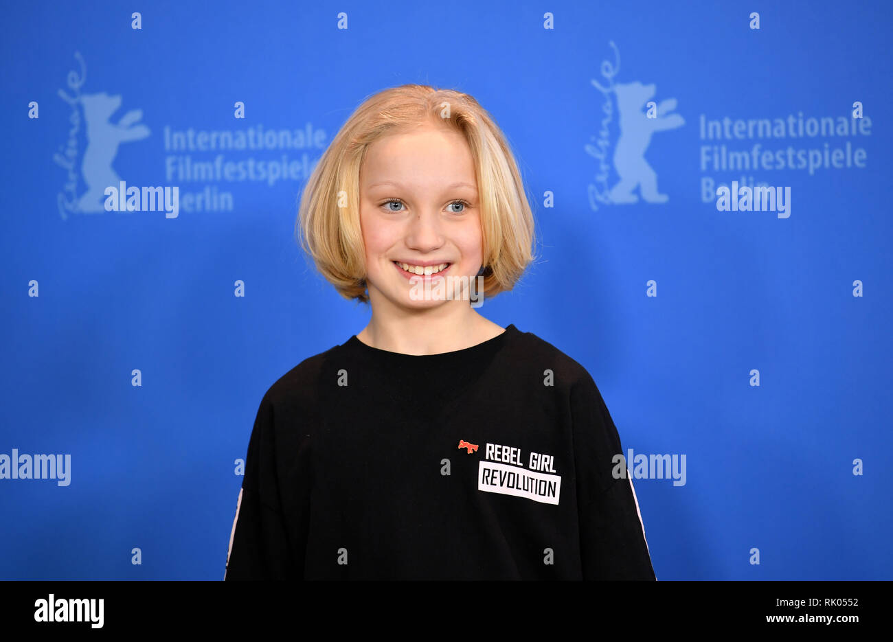 Berlin, Allemagne. Le 08 février, 2019. 69e Berlinale : l'actrice Helena Zengel, pendant la photocall pour le film 'Systemsprenger» Système (Crasher). Le film est présenté au Festival International du Film à la catégorie "compétition". Credit : Gregor Fischer/dpa/Alamy Live News Banque D'Images