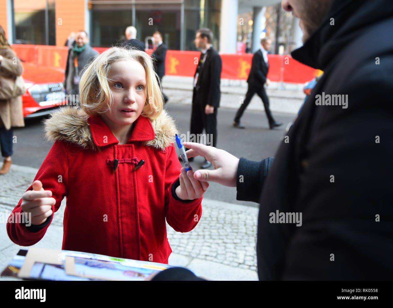 Berlin, Allemagne. Le 08 février, 2019. 69e Berlinale : l'actrice Helena Zengel donne des autographes pour les fans avant le photocall pour le film 'Systemsprenger» Système (Crasher). Le film est présenté au Festival International du Film à la catégorie "compétition". Credit : Gregor Fischer/dpa/Alamy Live News Banque D'Images