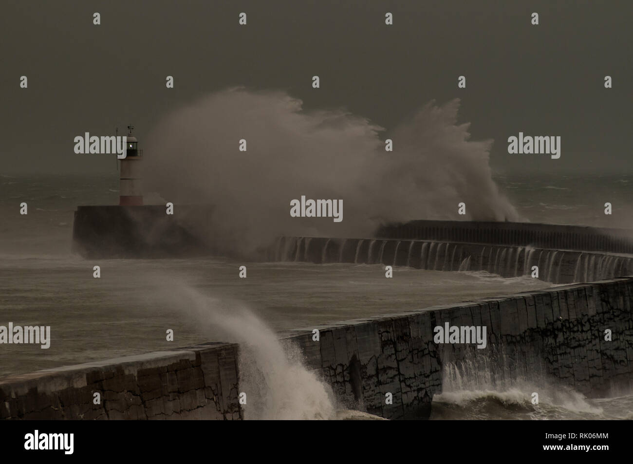 Newlaven, East Sussex, UK..4 Février 2019..Erik, d'abord nommé tempête cette année, apporte de forts vents du Sud-Ouest qui foulent les vagues dans la Manche. Banque D'Images