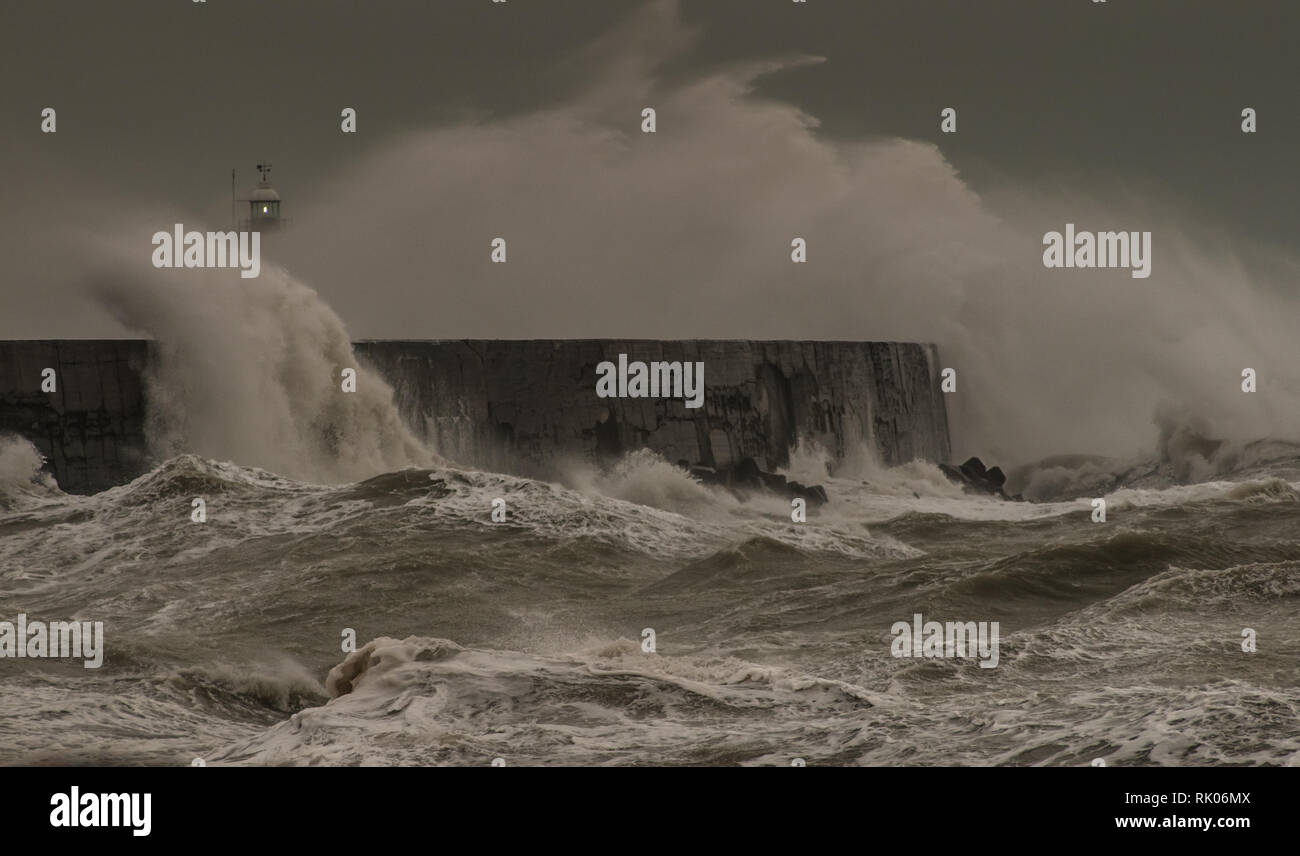 Newlaven, East Sussex, UK..4 Février 2019..Erik, d'abord nommé tempête cette année, apporte de forts vents du Sud-Ouest qui foulent les vagues dans la Manche. Banque D'Images