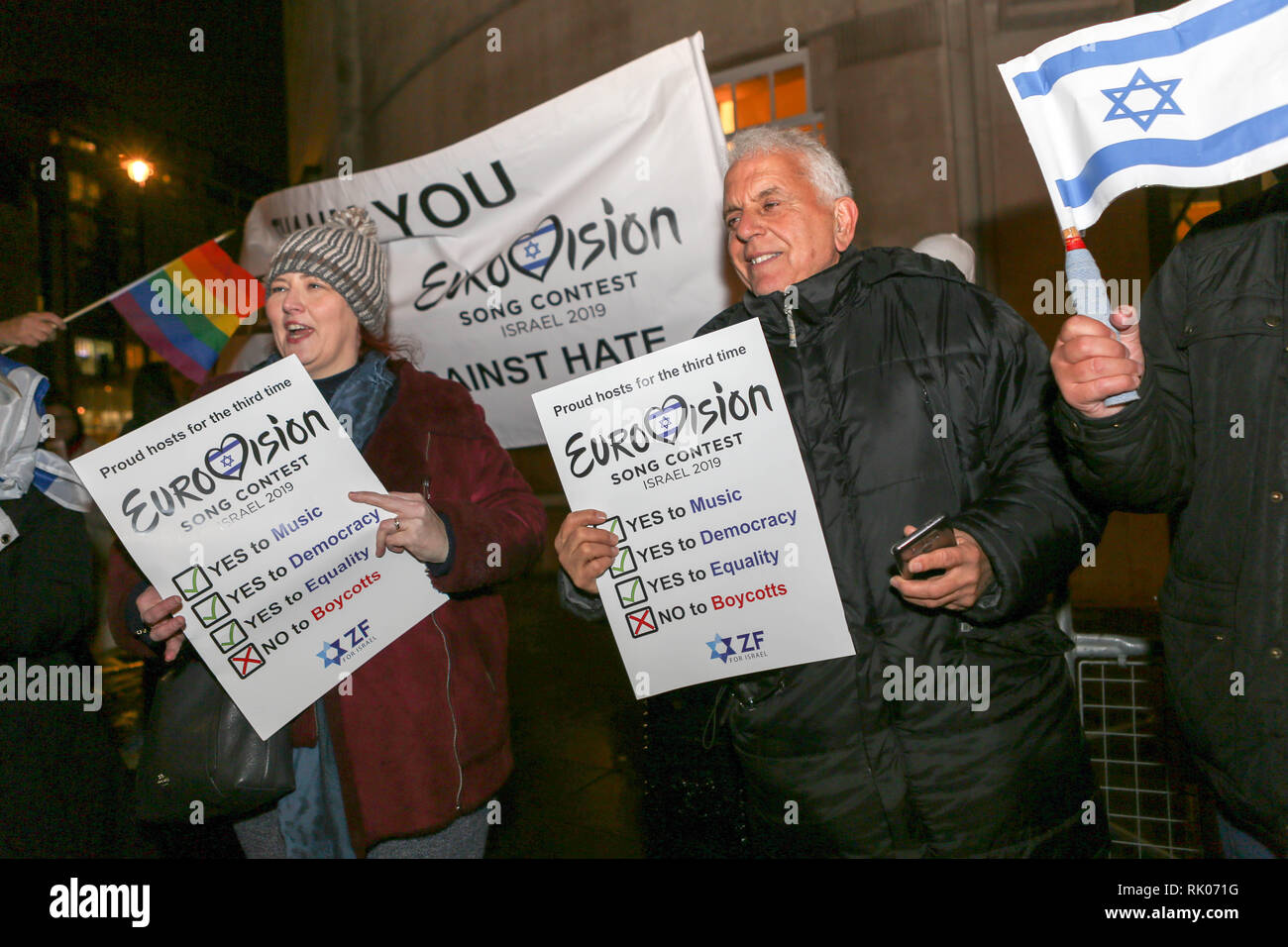 Londres, Royaume-Uni. 8 février 2019. Les supporters se rassemblent lors d'une manifestation publique arborant des drapeaux israéliens et arc-en-ciel, exprimant leur solidarité avec Israël qui accueille le concours Eurovision de la chanson 2019. Deux groupes de manifestants devant la Broadcasting House manifestent pour et contre le concours Eurovision de la chanson 2019 qui se tient en Israël. 8 février 2019. Après la victoire de Netta Barzilai à l'édition 2018. Crédit : Penelope Barritt/Alamy Live News Banque D'Images
