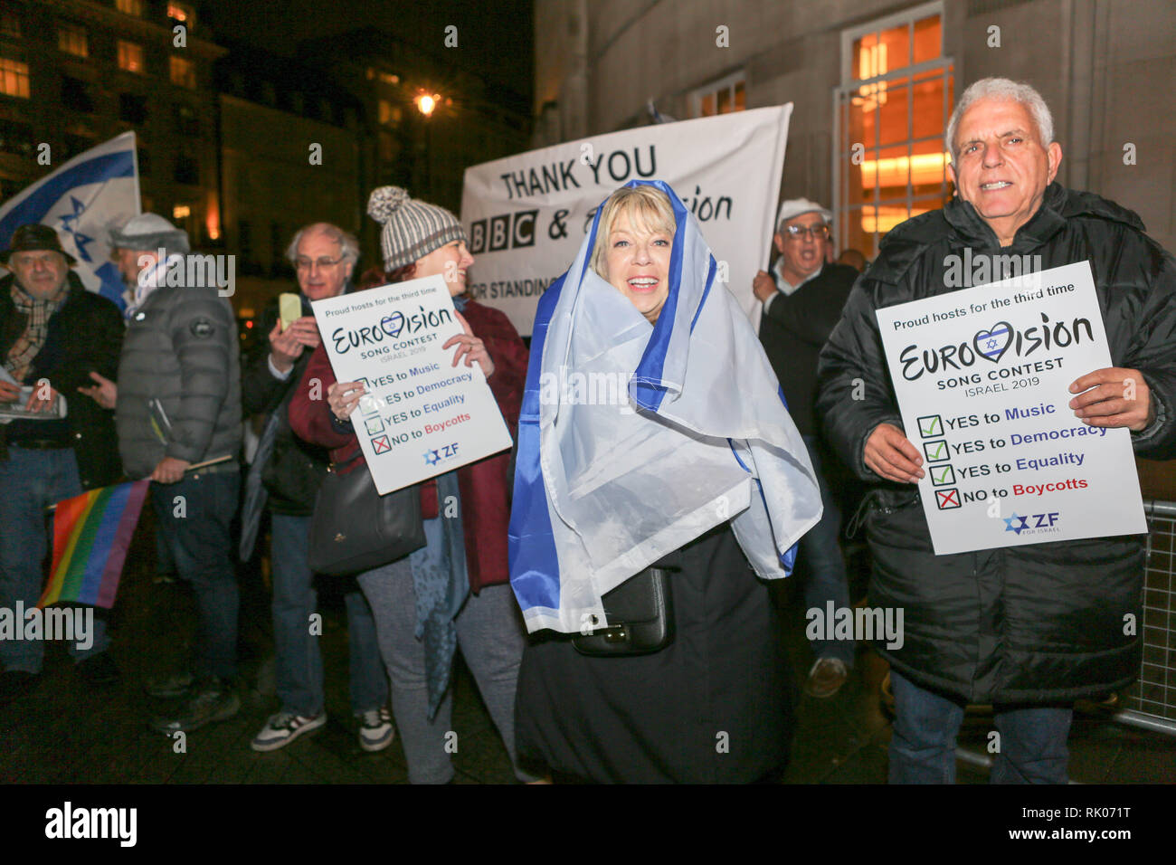 Londres, Royaume-Uni. 8 Feb 2019. Deux groupes de manifestants à l'extérieur de la maison montrent pour et contre l'Eurovision 2019 qui se tiendra à, Israël. Feb 8, 2019. À la suite de la victoire de Netta Barzilai à l'édition 2018. Credit : Penelope Barritt/Alamy Live News Banque D'Images