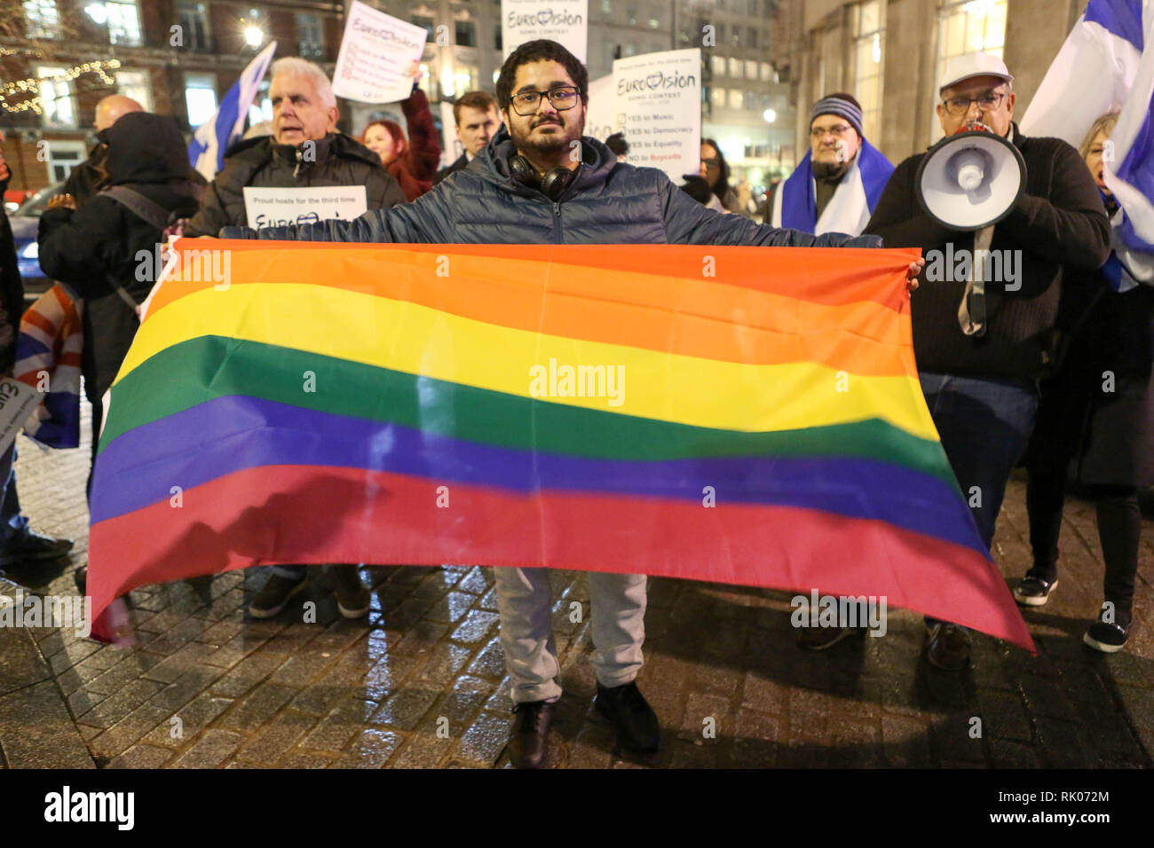 Londres, Royaume-Uni. 8 Feb 2019. Deux groupes de manifestants à l'extérieur de la maison montrent pour et contre l'Eurovision 2019 qui se tiendra à, Israël. Feb 8, 2019. À la suite de la victoire de Netta Barzilai à l'édition 2018. Credit : Penelope Barritt/Alamy Live News Banque D'Images