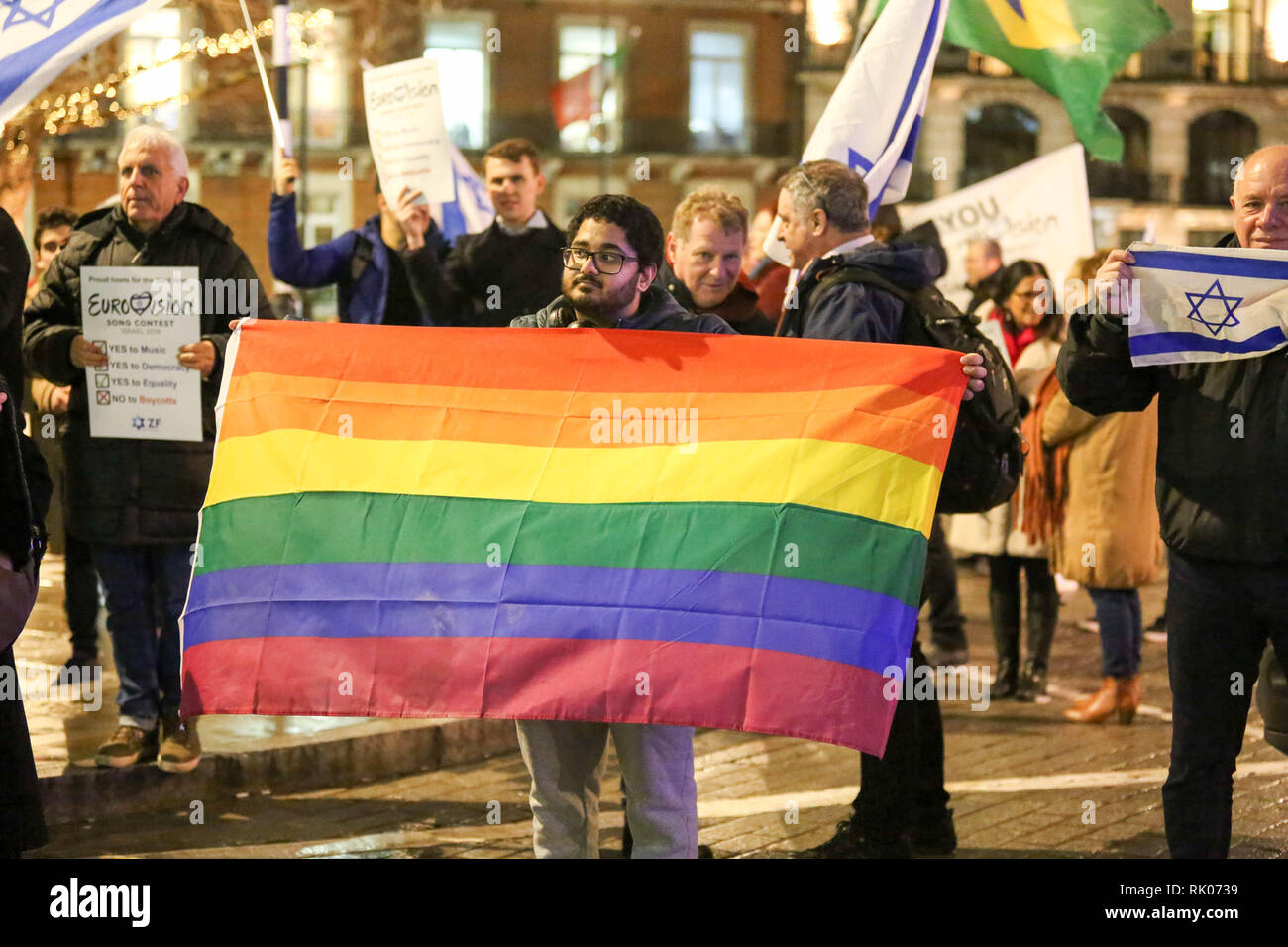 Londres, Royaume-Uni. 8 Feb 2019. Deux groupes de manifestants à l'extérieur de la maison montrent pour et contre l'Eurovision 2019 qui se tiendra à, Israël. Feb 8, 2019. À la suite de la victoire de Netta Barzilai à l'édition 2018. Credit : Penelope Barritt/Alamy Live News Banque D'Images