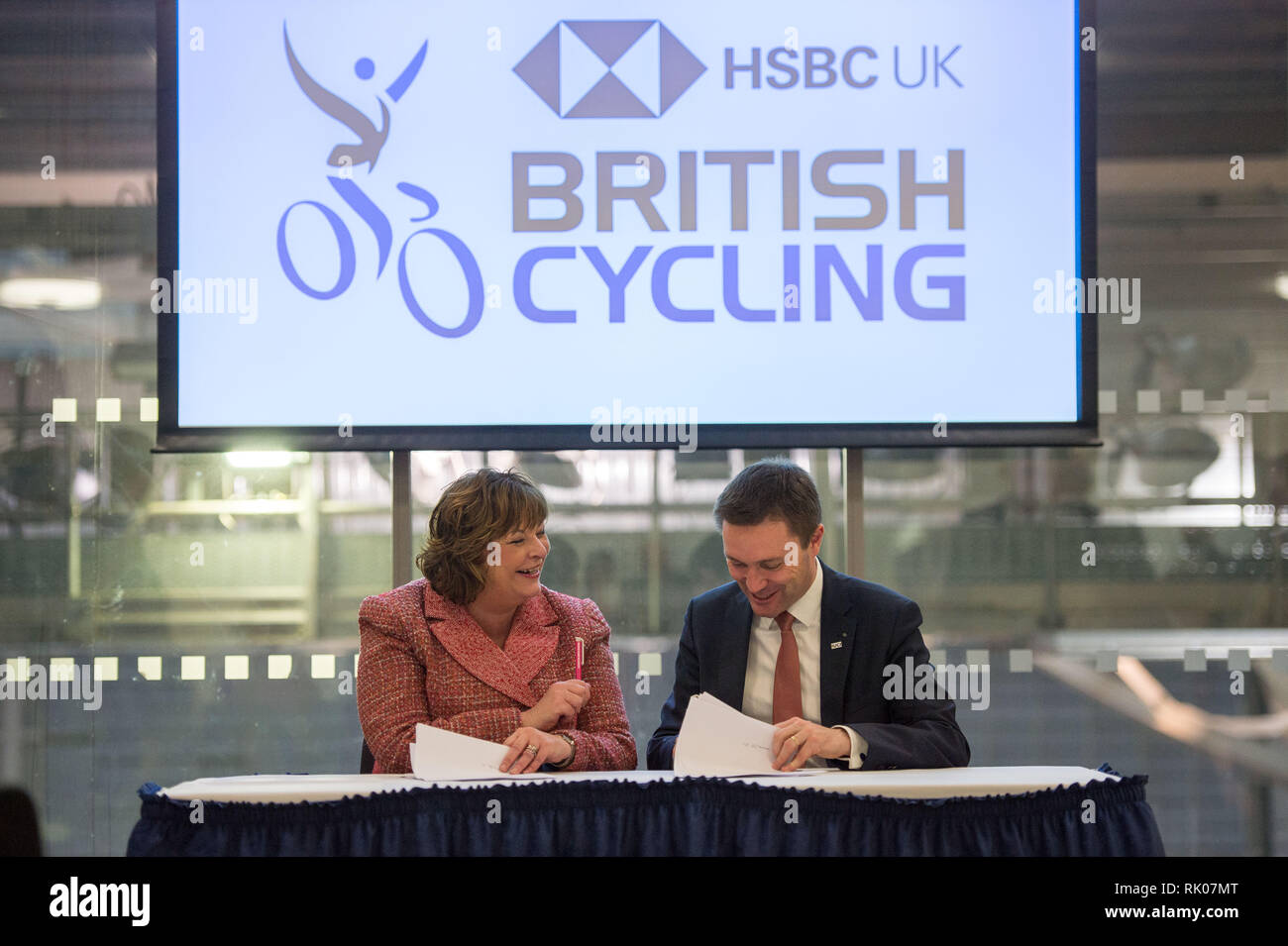 Glasgow, Royaume-Uni. 8 févr. 2019. (À gauche) Fiona Hyslop MSP - Secrétaire du Cabinet de la Culture, du Tourisme et des affaires étrangères, et (à droite) David Lappartient - Président de l'Union Cycliste Internationale signer un accord. Un nouveau vélo multidisciplinaire événement réunira les 13 Championnats du Monde UCI existantes en un seul événement à lieu tous les quatre ans, à partir de Glasgow et l'Écosse en 2023. Crédit : Colin Fisher/Alamy Live News Banque D'Images