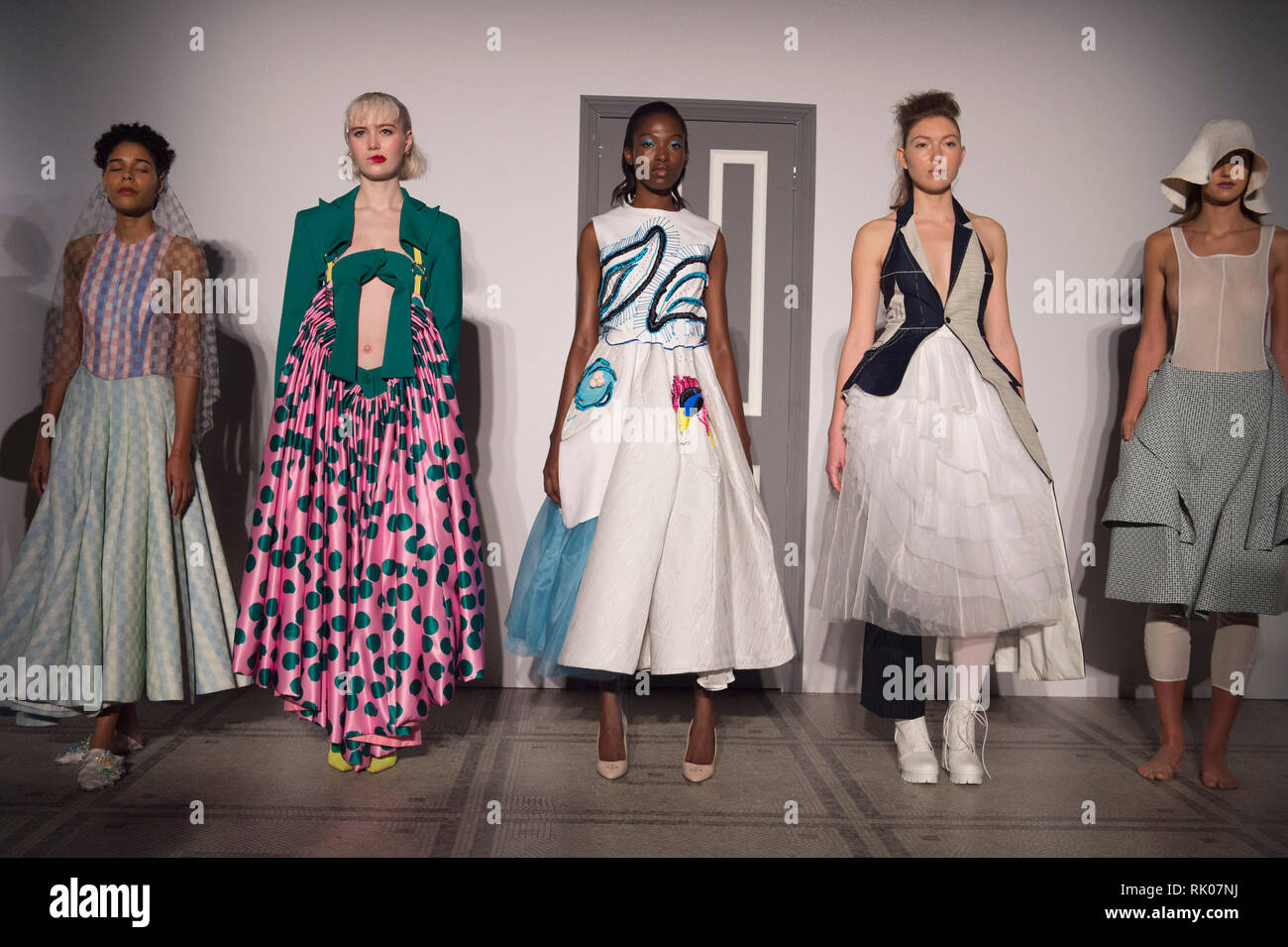 V&A, Londres, Royaume-Uni. 8 Février, 2019. Une présentation de mode, mode in Motion : Inspiré par Christian Dior, est mis en scène dans la galerie Raphael, pour coïncider avec l'exposition Christian Dior : Créateur de rêves. Mettre en valeur les modèles une sélection unique de 20 tenues créées par les étudiants de Central Saint Martins BA Fashion Design modélisme, ce sont inspirés par l'un des plus influents du xxe siècle, les concepteurs de Christian Dior lui-même, de même que les six designers qui lui a succédé. Credit : Malcolm Park/Alamy Live News Banque D'Images