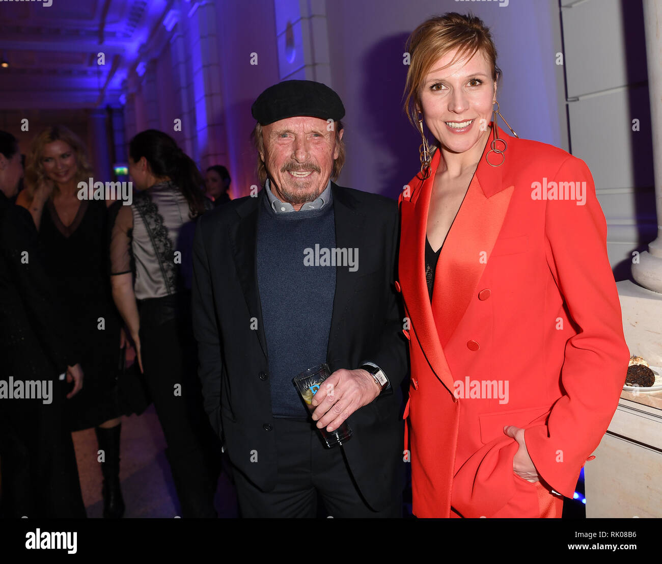 Berlin, Allemagne. Le 08 février, 2019. 69e Berlinale : l'Acteur Claus Theo Gärtner (l) et Andrea Kiewel de présentateur au cours de l'ARD party 'Blue Hour'. Credit : Britta Pedersen/dpa/Alamy Live News Banque D'Images