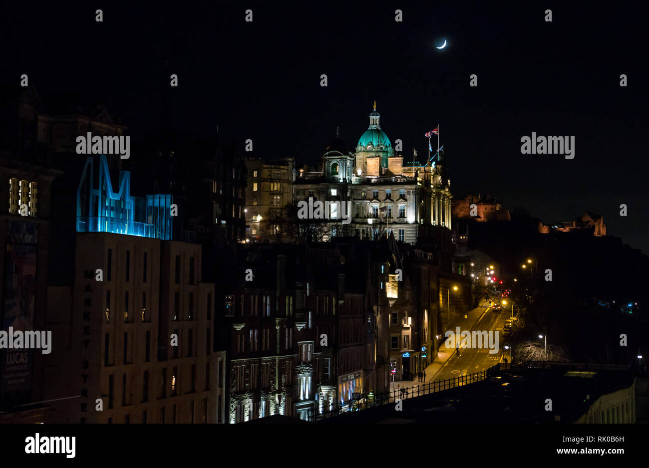 Edinburgh, Ecosse, Royaume-Uni, 8 février 2019. UK Weather : Royal Bank of Scotland, siège d'un dôme, Market Street et le château d'Édimbourg avec une lune croissante avec des bâtiments éclairés la nuit Banque D'Images