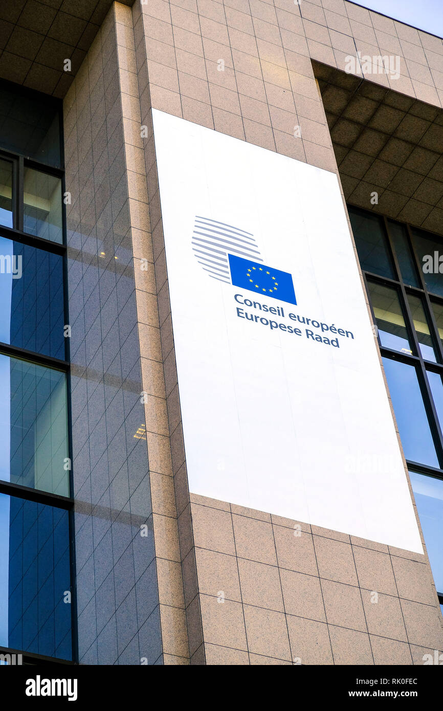 Bruxelles, Belgique - logo et logotype sur le bâtiment du Conseil européen de Bruxelles, Bruxelles, Belgique - Logo und Schriftzug suis Gebaeude des Euro Banque D'Images