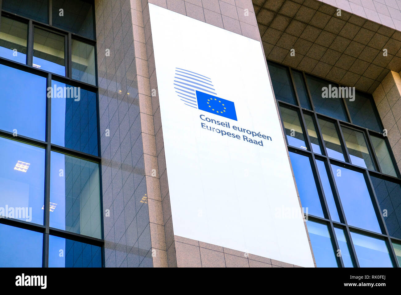 Bruxelles, Belgique - logo et logotype sur le bâtiment du Conseil européen de Bruxelles, Bruxelles, Belgique - Logo und Schriftzug suis Gebaeude des Euro Banque D'Images