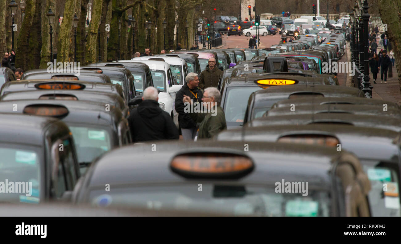 Les chauffeurs de taxi protester au sujet de leur utilisation des voies de bus à Londres. Les taxis noirs en stationnement le long de la ligne de Constitution Hill, Westminster. Banque D'Images