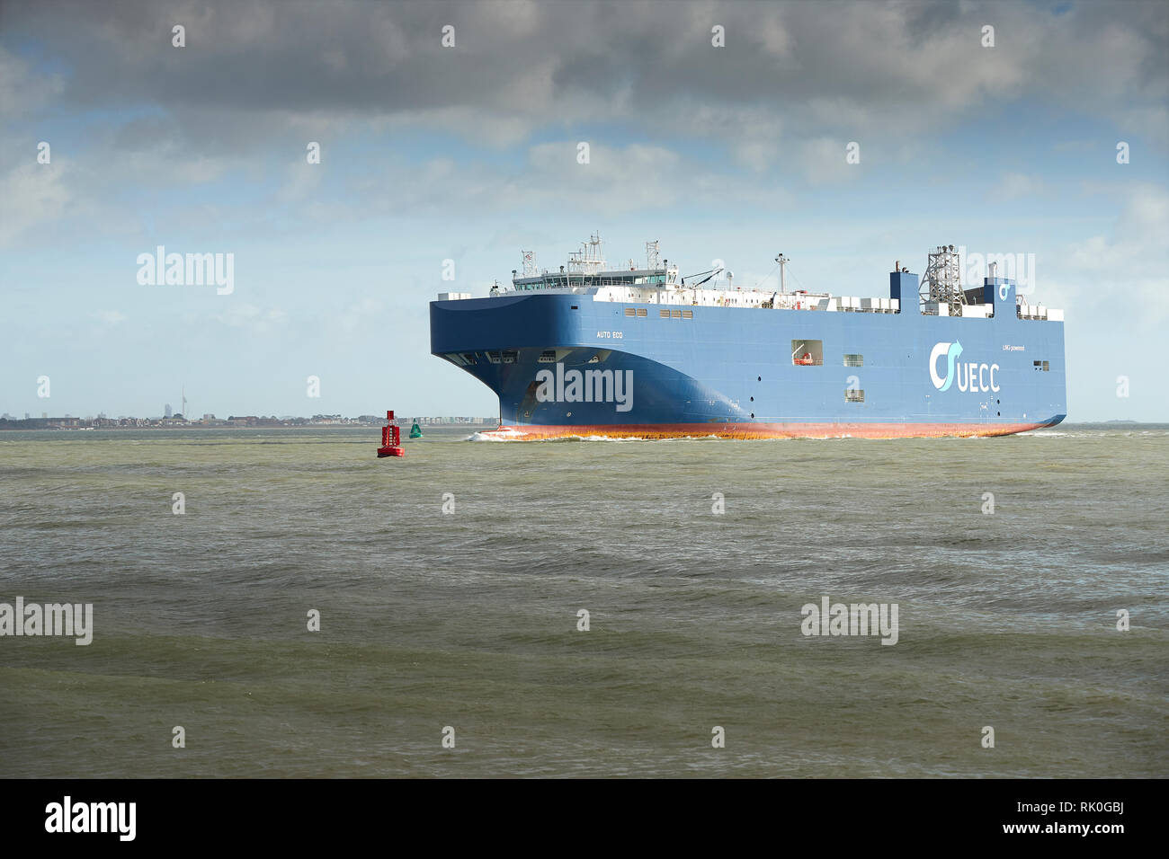 Les régions rhénane moderne (GNL, Dual Fuel ou Mazout lourd), transporteur de voitures et de camions, MV AUTO ECO, approche du port de Southampton, Royaume-Uni. Banque D'Images