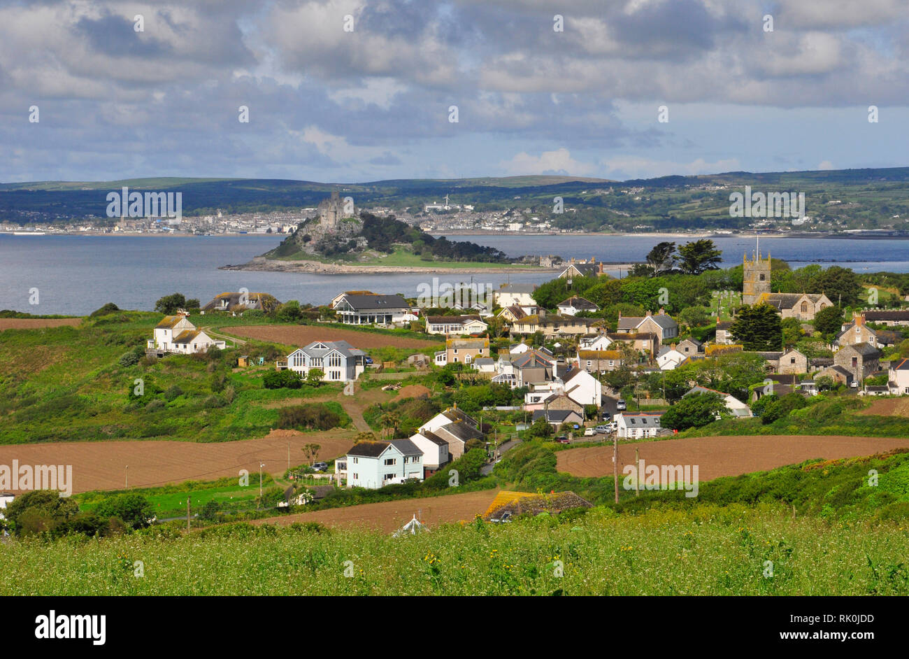 Vue de dessus Perranuthnoe vers St Michael's Mount et à Penzance par un beau matin de printemps. Banque D'Images Vue de dessus Perranuthnoe vers St Michael's Mount et à Penzance par un beau matin de printemps. Banque D'Images