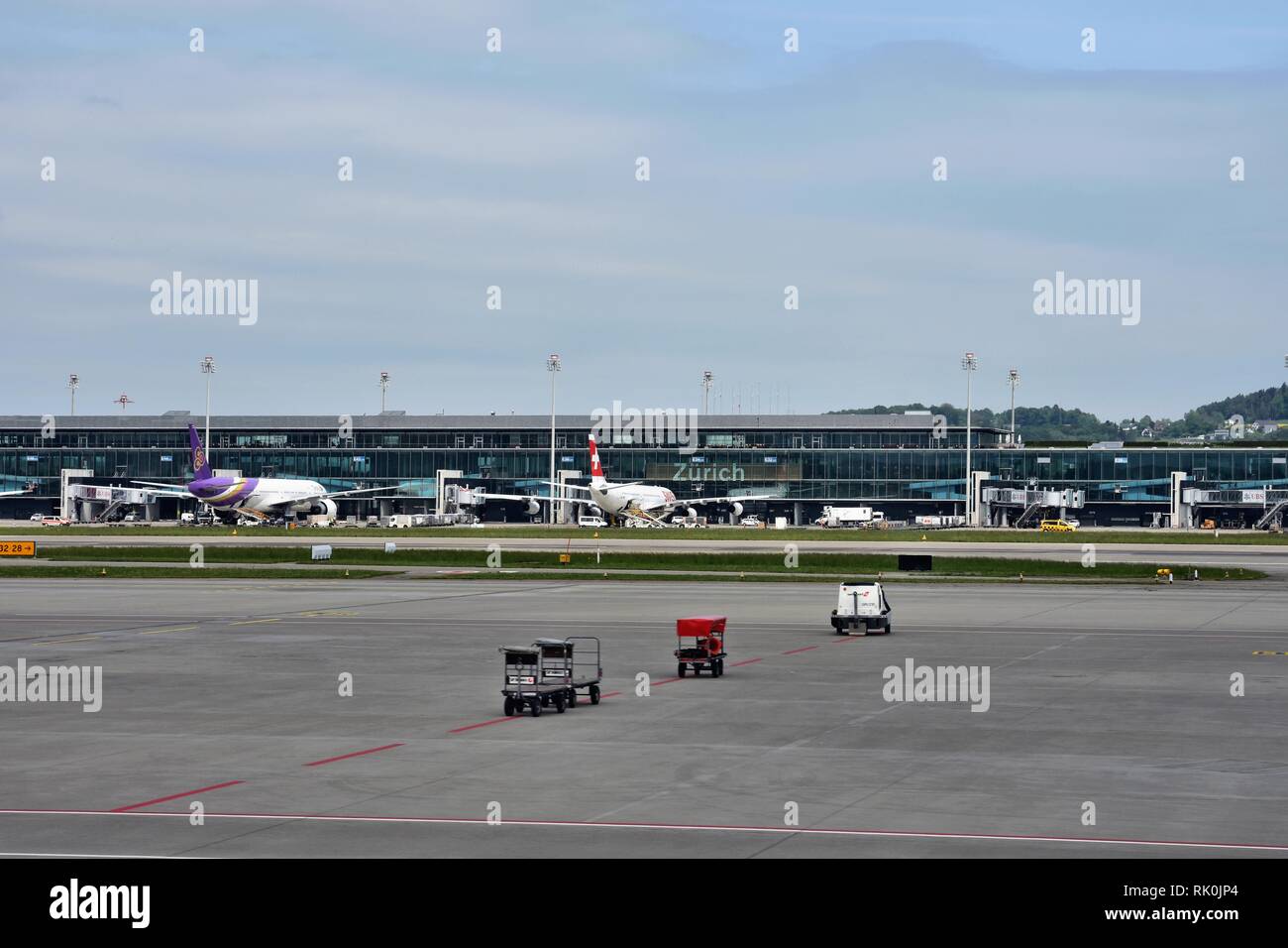 Avion à l'aérogare de presse ou prendre des passagers. Banque D'Images