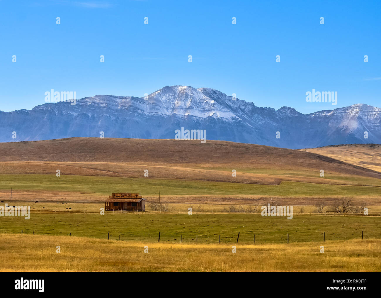 Un ancien poste de traite de l'ouest dans la construction de l'Alberta, Canada près des montagnes Banque D'Images