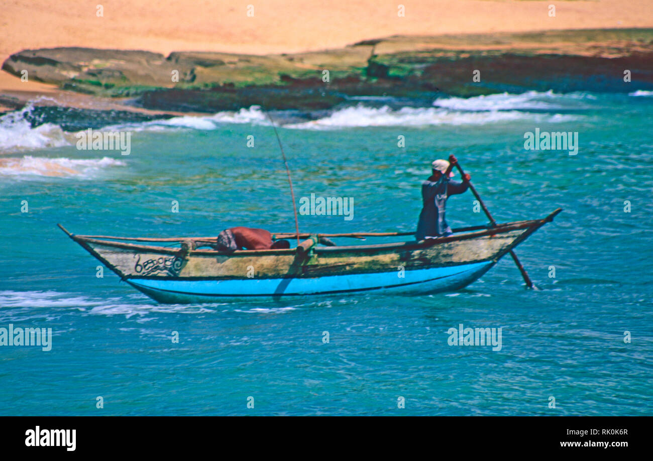 Sri Lanka Tan Galla Bay gréeur sur bateau de pêche Banque D'Images