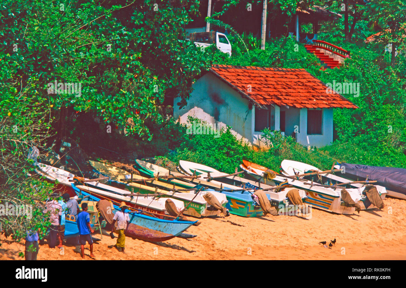 Sri Lanka Tan Galla Bay Out Rigger Fishing Boat on Beach Banque D'Images