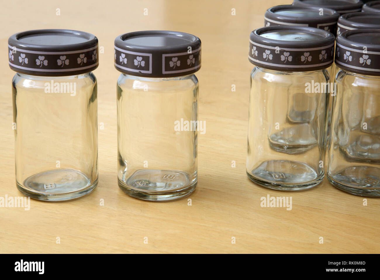 Pots à épices en verre vintage avec 3 Leaf Clover sur couvercle Banque D'Images