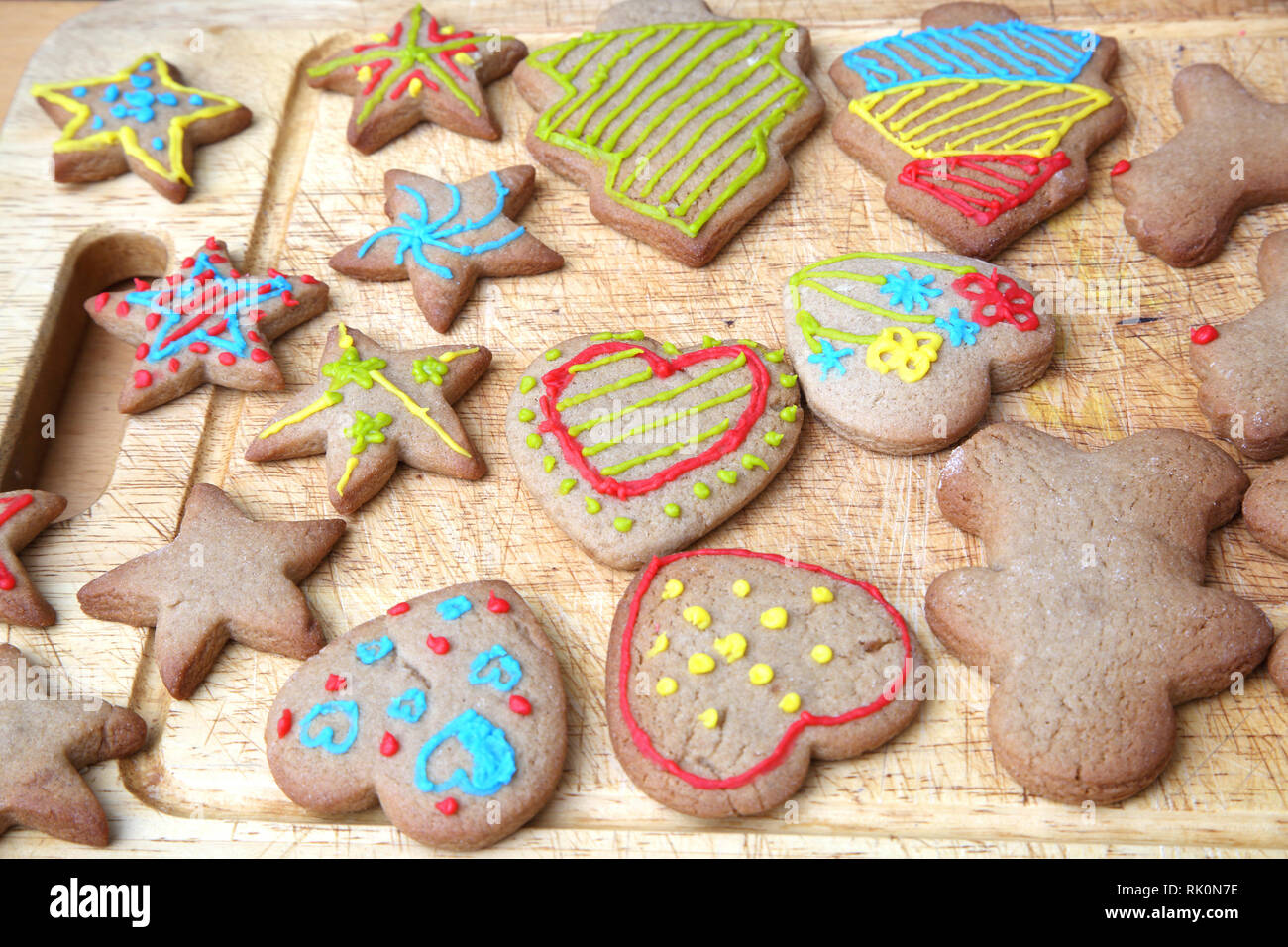 Les biscuits de Noël en forme d'arbres de Noël, des coeurs et des étoiles Surrey England Banque D'Images