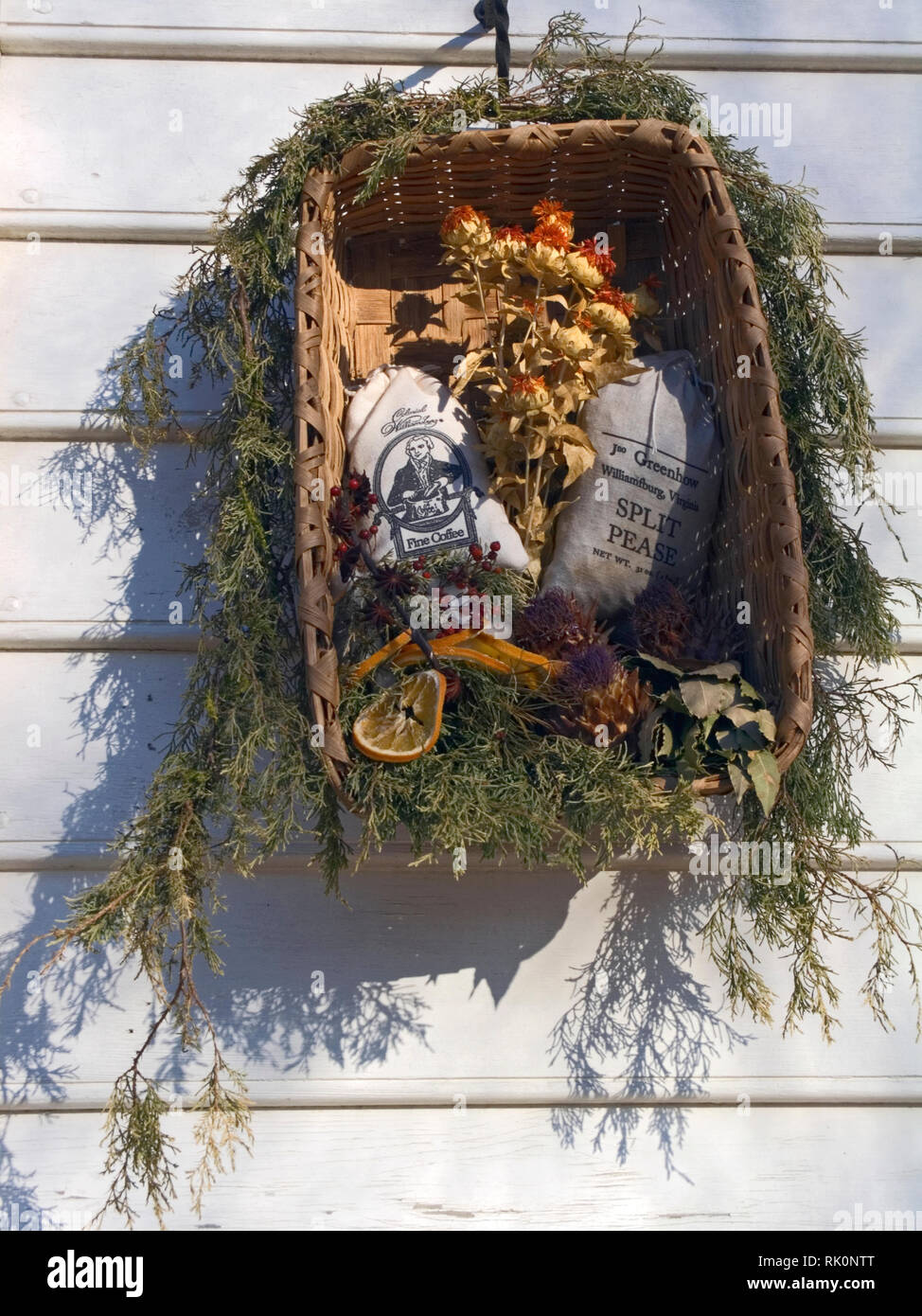 Décoration de Noël ; panier, sacs alimentaires, fruits, fleurs ; vert ; maison de vacances, fêtes, Colonial Williamsburg, VA ; Virginia ; l'hiver ; vertical Banque D'Images