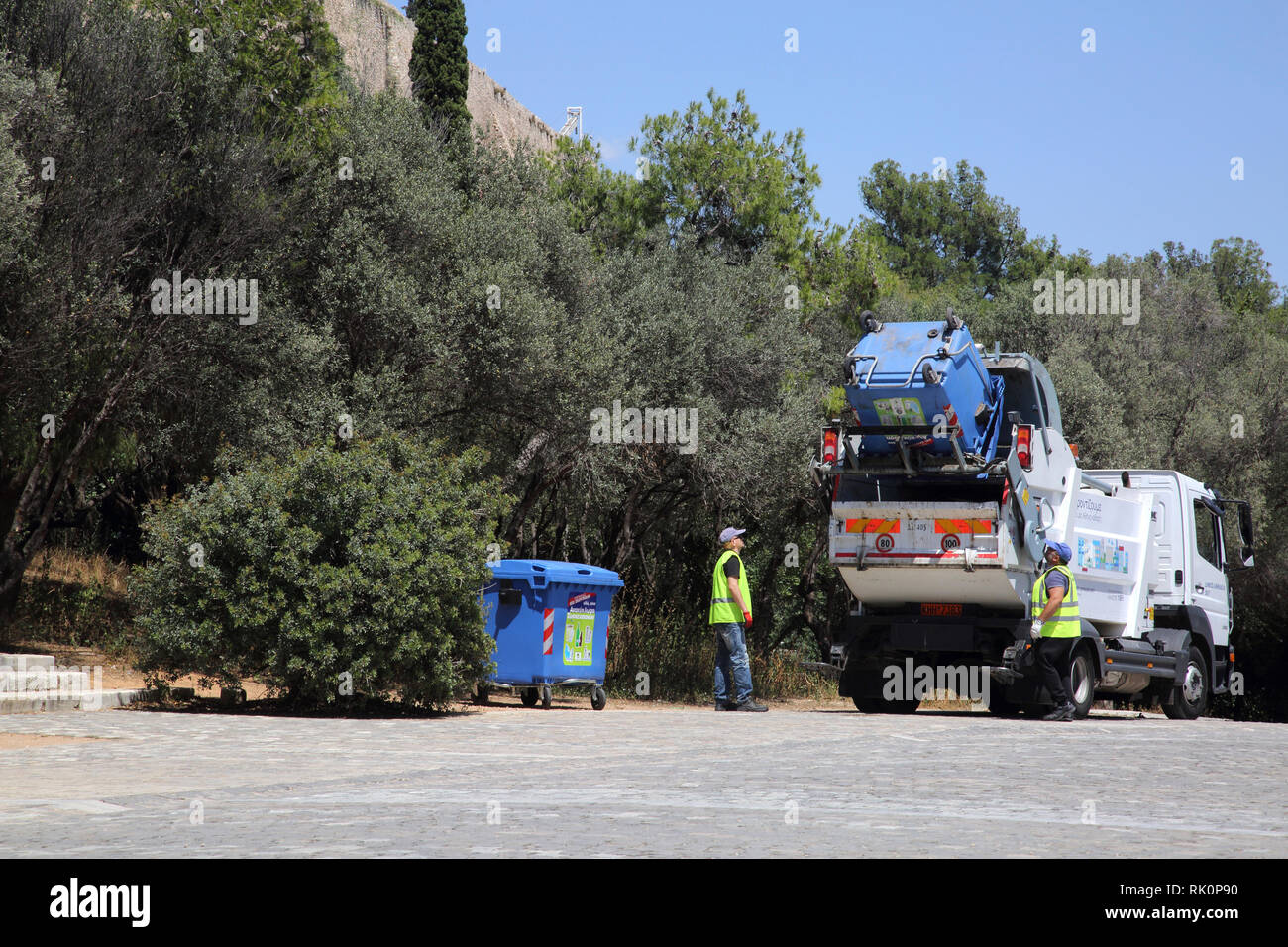 Athènes Grèce Bin Men La collecte des bacs de recyclage sur la rue piétonne de Dionysiou Areopagitou Banque D'Images