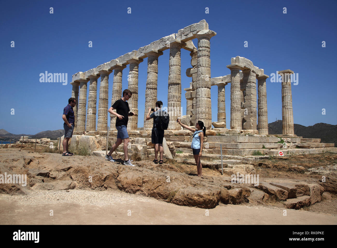 Attica Grèce Cap Sounion Temple de Poséidon les touristes de prendre des photos sur les téléphones intelligents Banque D'Images